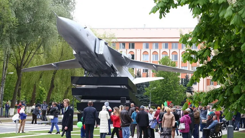 У гомельскім скверы ўсталявалі бамбардзіроўшчык Су-24 (фота)