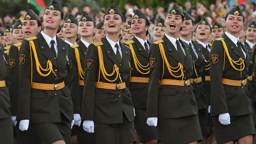 За гадзіну да салюта... Фотарэпартаж з парада ў Мінску