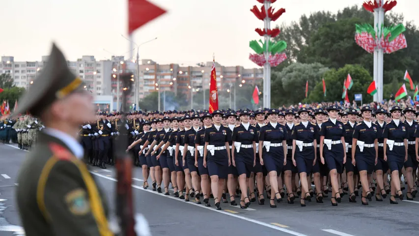 За гадзіну да салюта... Фотарэпартаж з парада ў Мінску