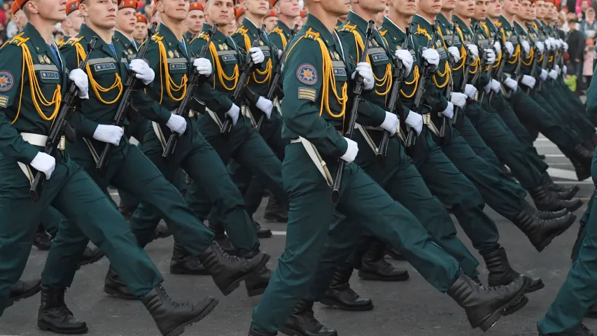 За гадзіну да салюта... Фотарэпартаж з парада ў Мінску