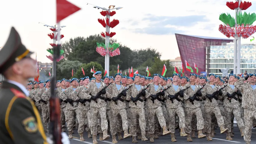 За гадзіну да салюта... Фотарэпартаж з парада ў Мінску