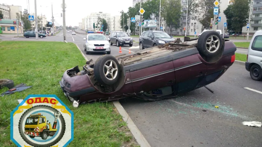 Фотафакт: каля МКАД перакулілася Audi, кіроўца сур'ёзна не пацярпеў