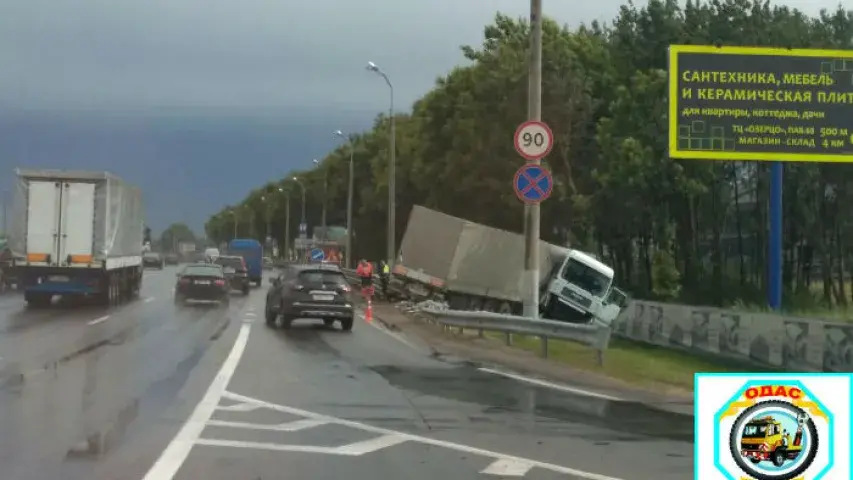 На МКАД фуру выкінула на абочыну (фота)