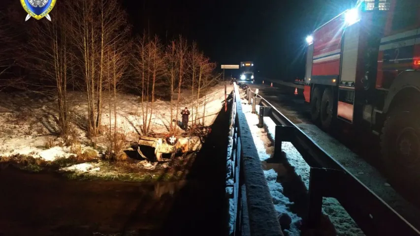 Пад Докшыцамі зваліўся з моста і загарэўся аўтамабіль, загінуў мужчына