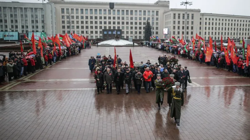 Фотафакт: Студэнты распісваюцца за ўдзел у мітынгу камуністаў