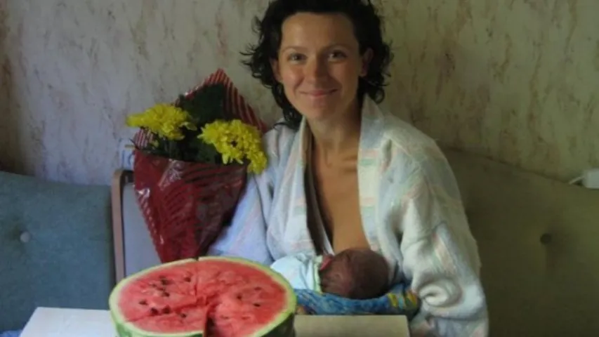 Женщина, прикройся! Белоруски рассорились из-за публичного кормления грудью