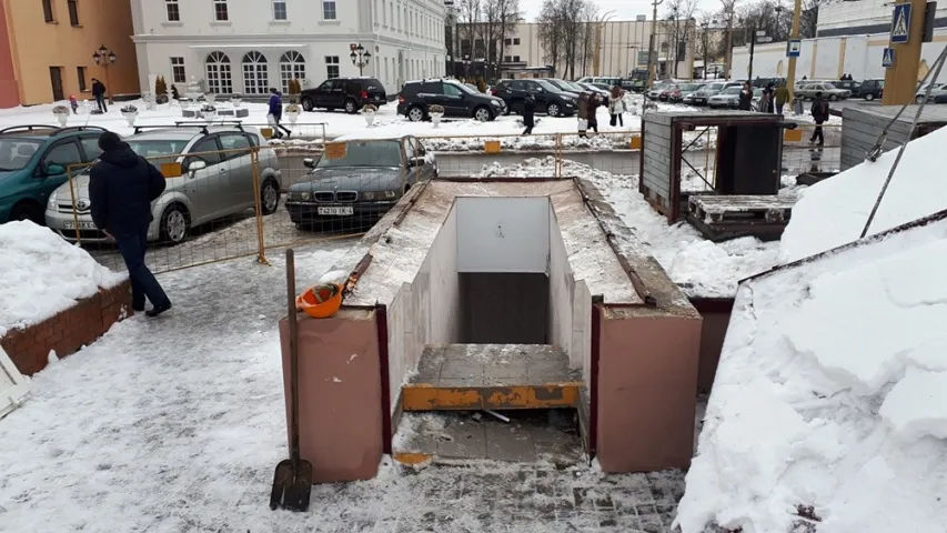 У Гродне знеслі знакамітую грамадскую прыбіральню-"метро" (фота)