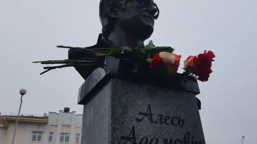 Бюст Алеся Адамовича установили на его родине в поселке Глуша