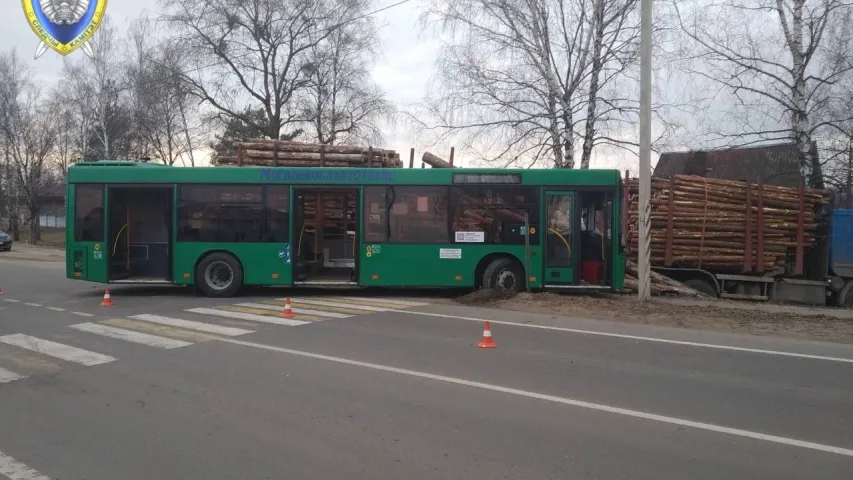 У Асіповічах пасля аварыі з удзелам аўтобуса шпіталізавалі 10 чалавек