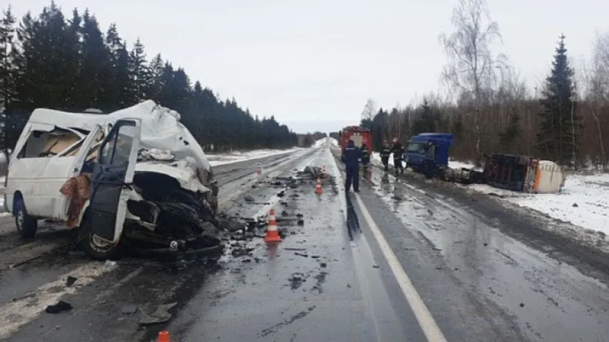 У Шклоўскім раёне мікрааўтобус трапіў пад фуру, загінуў кіроўца