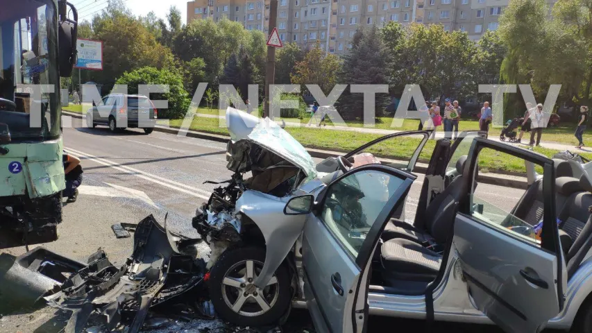 У Мінску легкавік урэзаўся ў тралейбус з пасажырамі (фота)