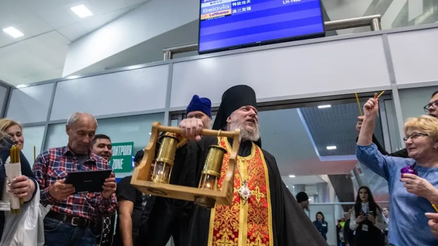 Як вернікі сустракалі Жыватворны агонь у Нацыянальным аэрапорце “Мінск” (фота)