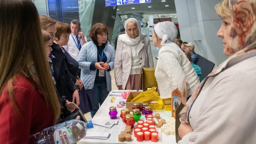 Як вернікі сустракалі Жыватворны агонь у Нацыянальным аэрапорце “Мінск” (фота)