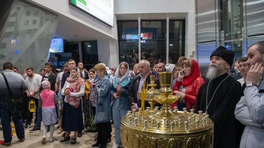 Як вернікі сустракалі Жыватворны агонь у Нацыянальным аэрапорце “Мінск” (фота)