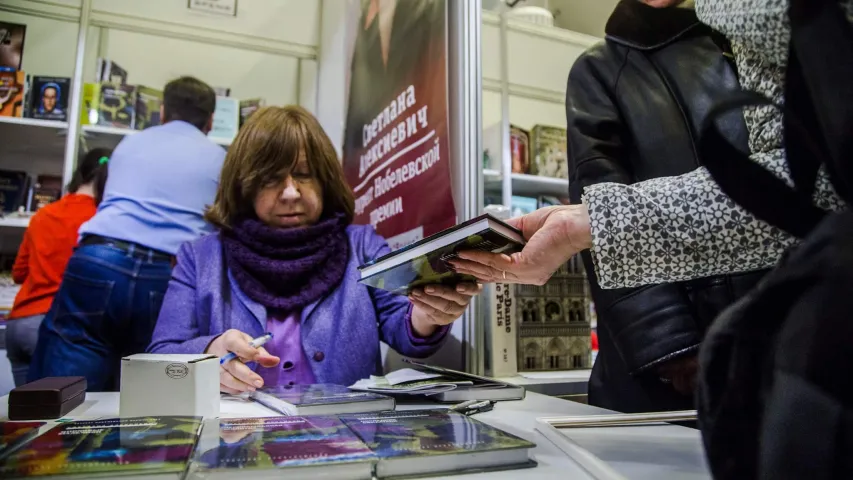 Па аўтографы Святланы Алексіевіч выстраілася шалёная чарга (фота, відэа)