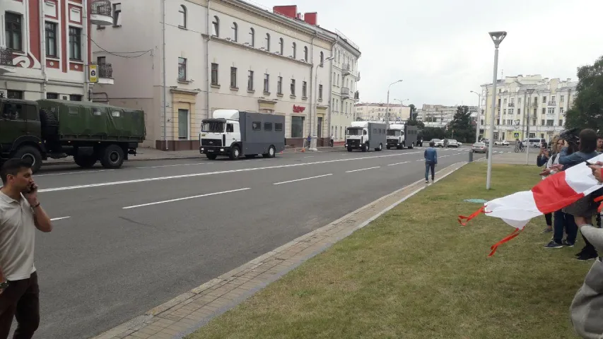 Настаўнікі пратэстуюць на ганку Мінадукацыі, да іх падагналі аўтазакі