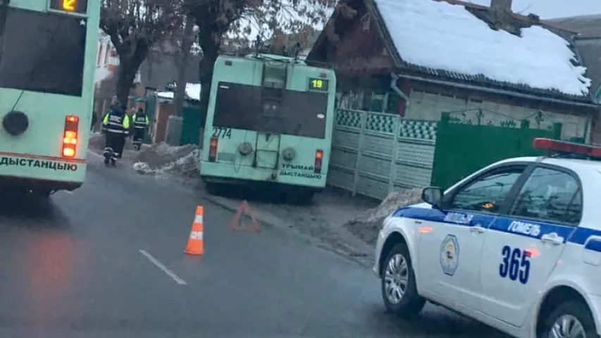 Гомельскі тралейбус у Дзень закаханых "пацалаваўся" з жылым домам (фота)