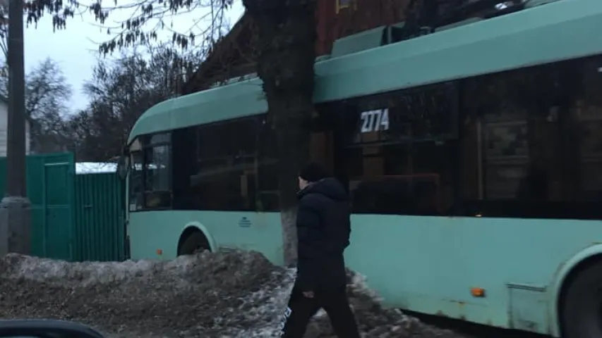 Гомельскі тралейбус у Дзень закаханых "пацалаваўся" з жылым домам (фота)