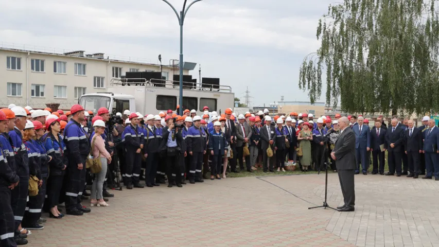 Рэдкі выпадак: на сустрэчы з Лукашэнкам былі людзі ў ахоўных масках