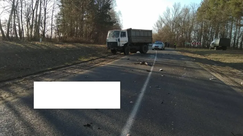 Пад Ружанамі байкер урэзаўся ў грузавік і загінуў