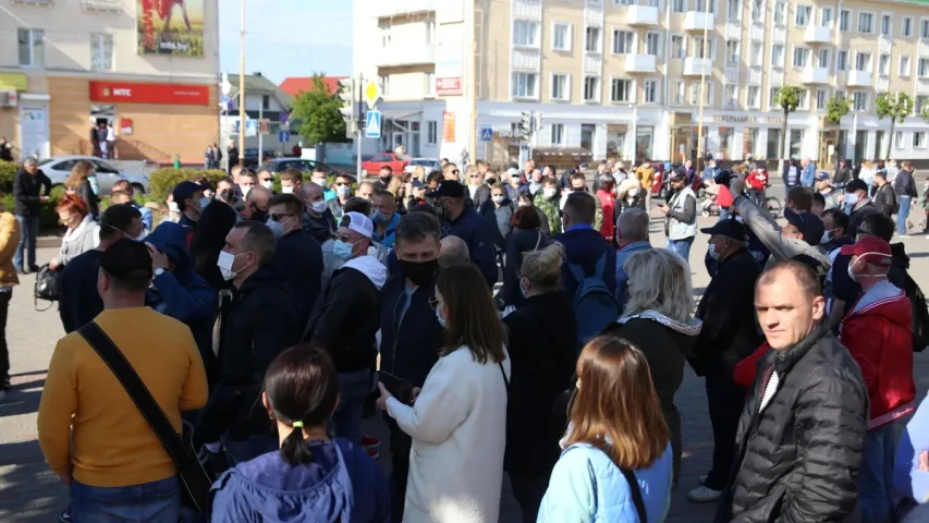 У Баранавічах чарга за Ціханоўскую расцягнулася на дзясяткі метраў