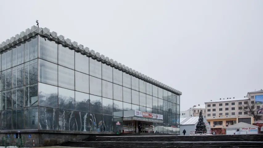 Тут быў БелЭкспа. На месцы знесенага будынку — бруд і пустата (фота)