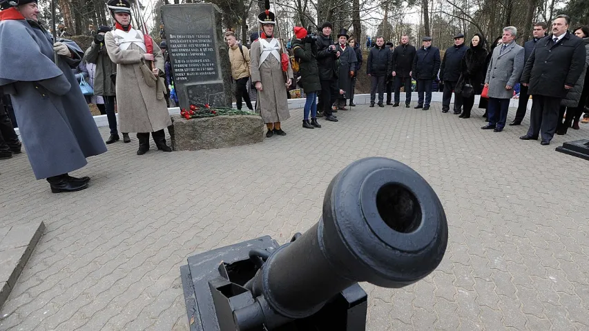 В плавках и в форме: наполеоновские реконструкторы переправились через Березину