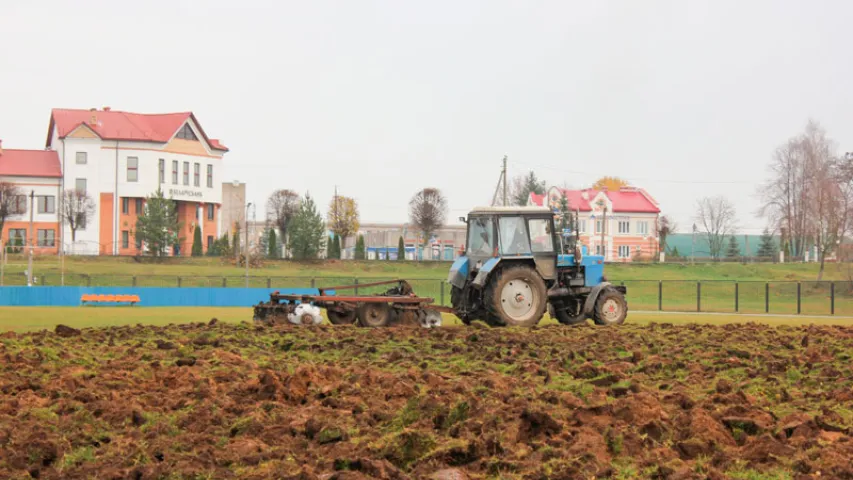 У Браславе ўзаралі футбольнае поле на гарадскім стадыёне (фота)