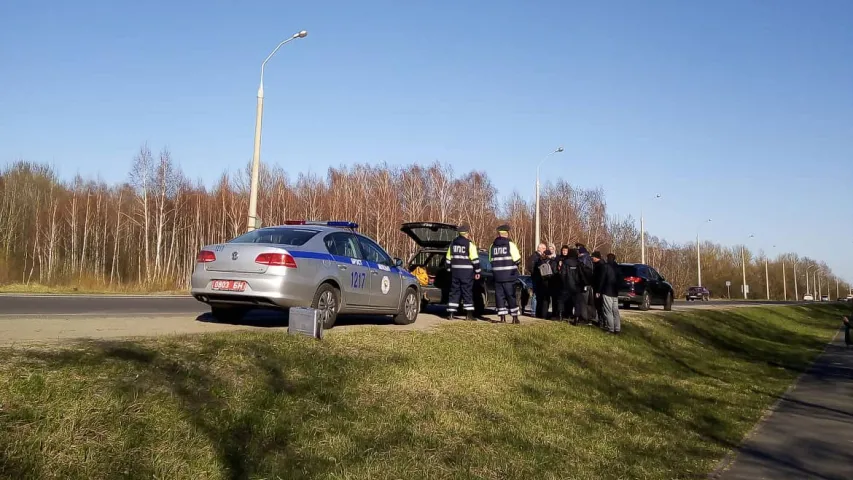 У аўто праціўніка завода АКБ у Брэсце нібыта знайшлі патроны і выбухоўку (відэа)