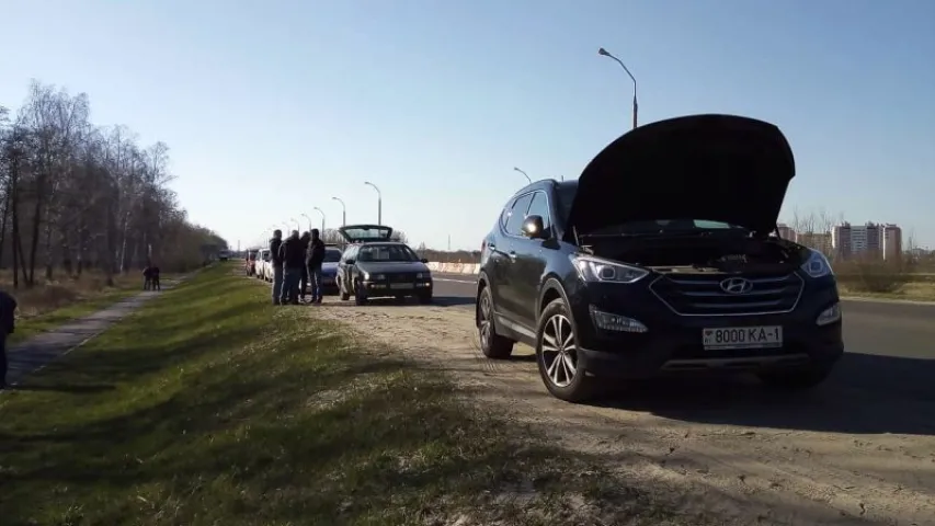 У аўто праціўніка завода АКБ у Брэсце нібыта знайшлі патроны і выбухоўку (відэа)