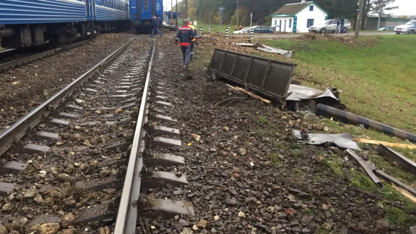 Цягнік Брэст-Мінск збіў машыну з буракамі, што захрасла на пераездзе