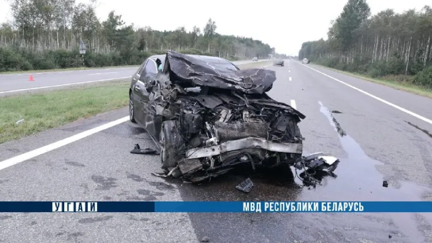 Пад Смалявічамі легкавік “Мерсэдэс” урэзаўся ў бус, які стаяў на абочыне