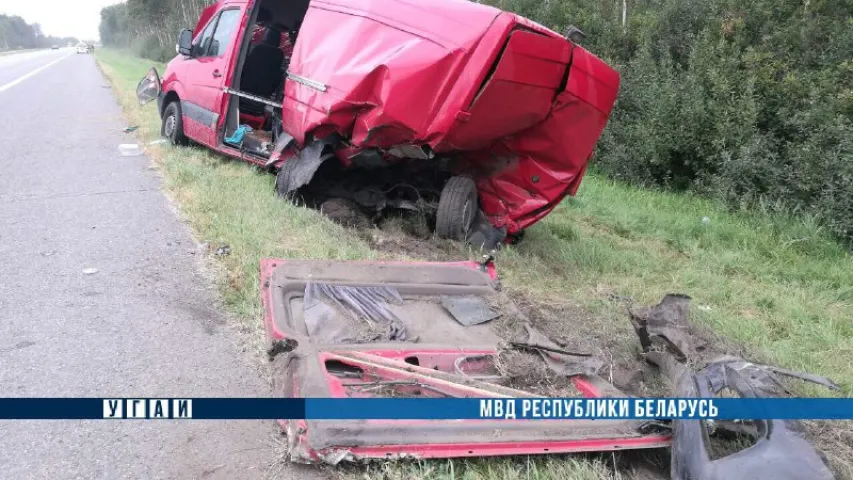 Пад Смалявічамі легкавік “Мерсэдэс” урэзаўся ў бус, які стаяў на абочыне