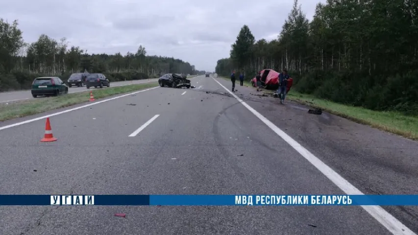 Пад Смалявічамі легкавік “Мерсэдэс” урэзаўся ў бус, які стаяў на абочыне