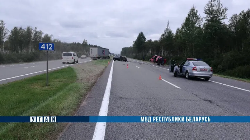 Пад Смалявічамі легкавік “Мерсэдэс” урэзаўся ў бус, які стаяў на абочыне