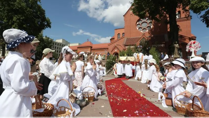 У Мінску католікі зладзілі працэсію Божага Цела