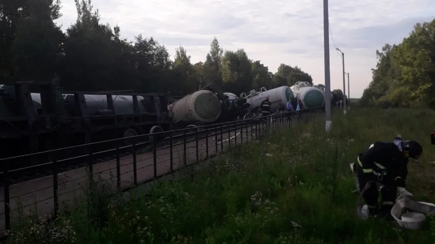 МНС: пад Віцебскам з рэек сышлі 16 цыстэрнаў, цягнікі ідуць у аб'езд (фота)