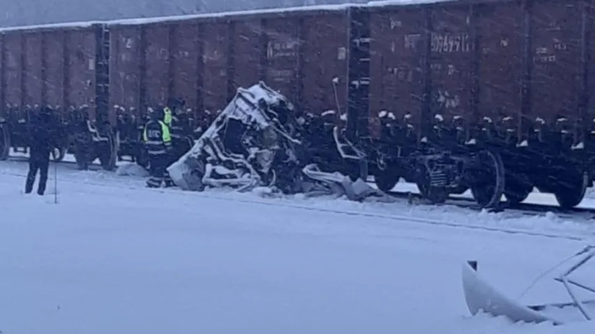 Цягнік пратараніў фуру пад Ляхавічамі 