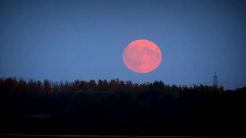 Жыхары Зямлі пабачылі "крывавую суперпоўню" (фота)