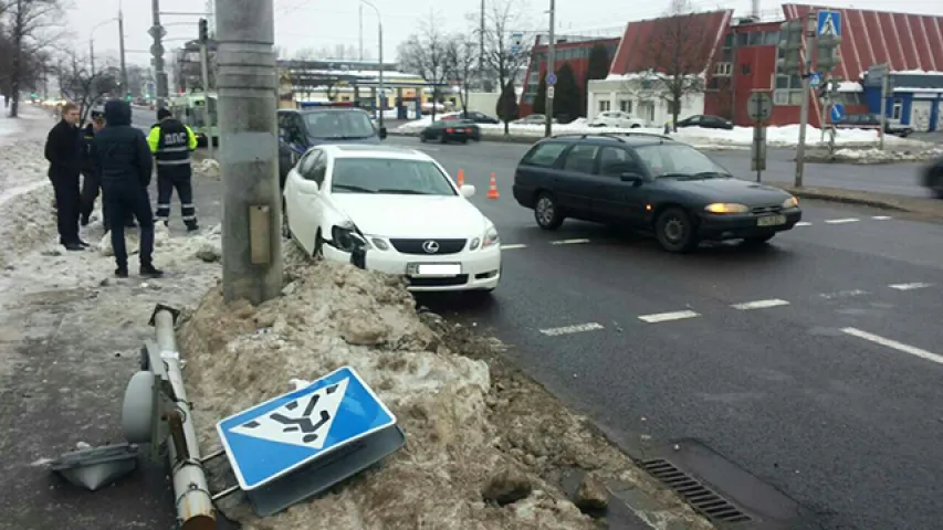 У Мінску "Лексус" знёс светлафор, які зваліўся на жанчыну (фота)