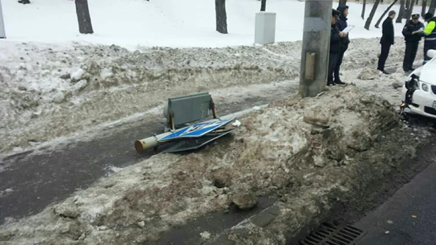 У Мінску "Лексус" знёс светлафор, які зваліўся на жанчыну (фота)