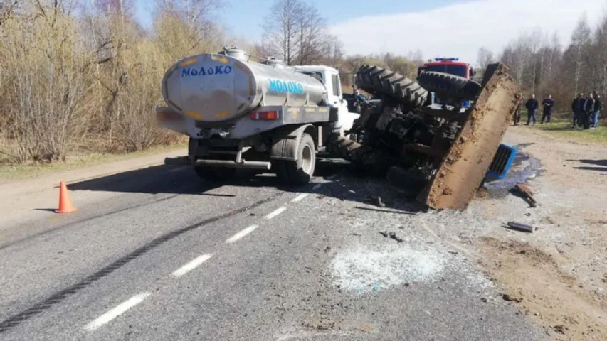 Пад Касцюковічамі перакуліўся трактар, які буксіраваў малакавоз