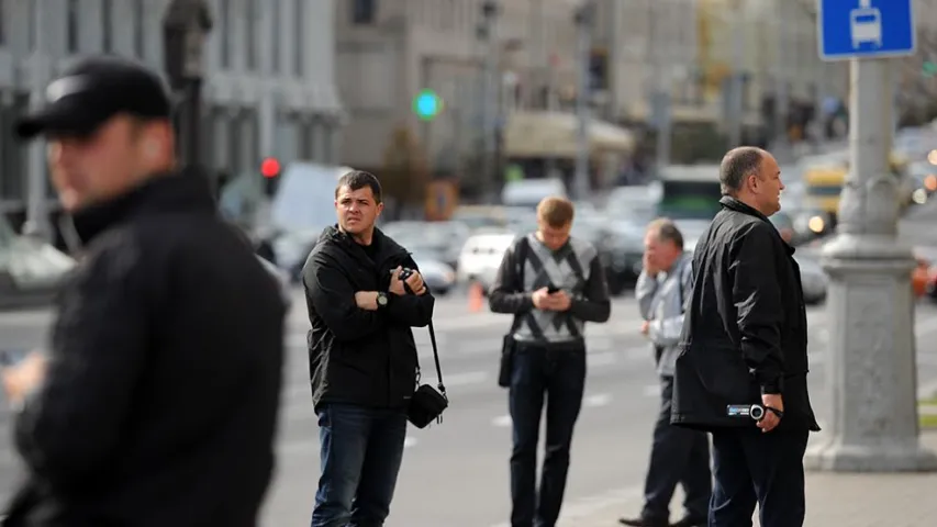 Як Зміцер Дашкевіч збірае ў Мінску подпісы за бела-чырвона-белы сцяг (фота)