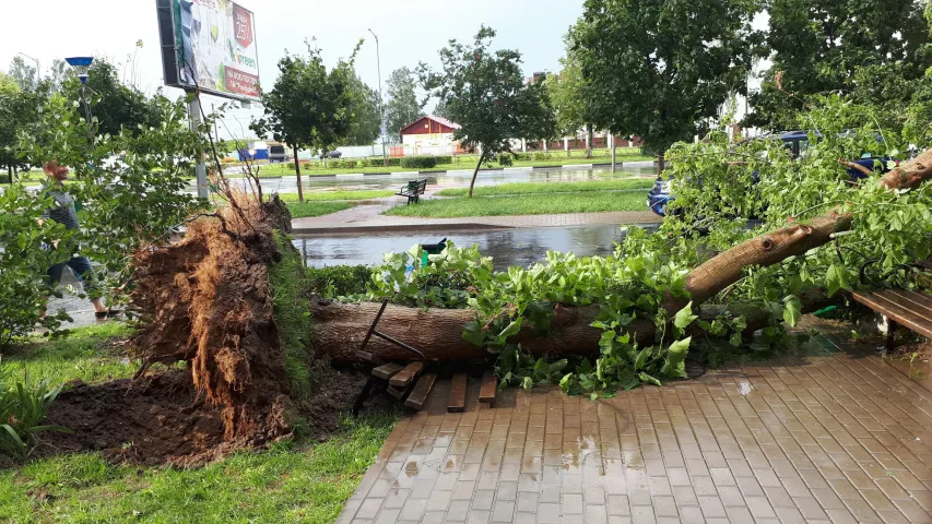 У Салігорску вецер пашкодзіў дах школы (фота)