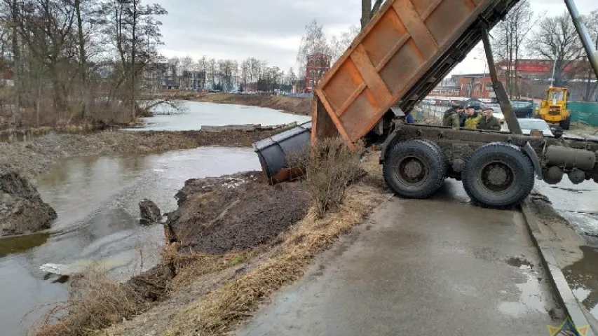 Пры будаўніцтве міні-ГЭС у Добрушы вада прарвала катлаван (фота)