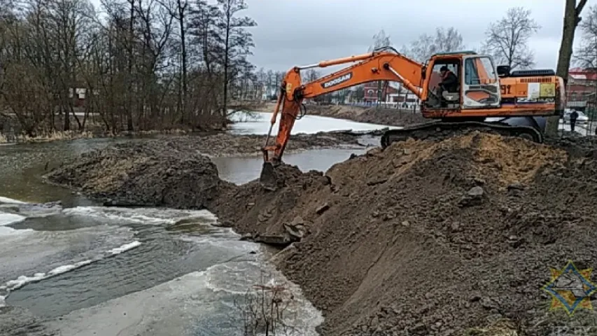 Пры будаўніцтве міні-ГЭС у Добрушы вада прарвала катлаван (фота)