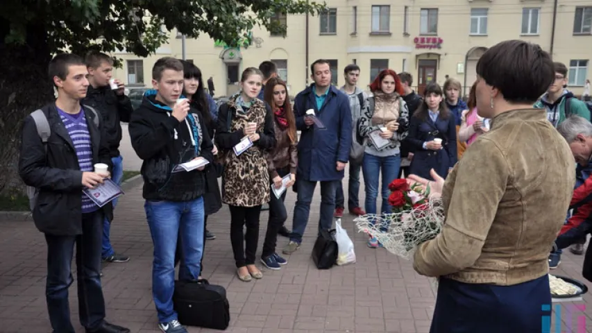 Караткевіч напаіла студэнтаў халяўнай кавай (фота)