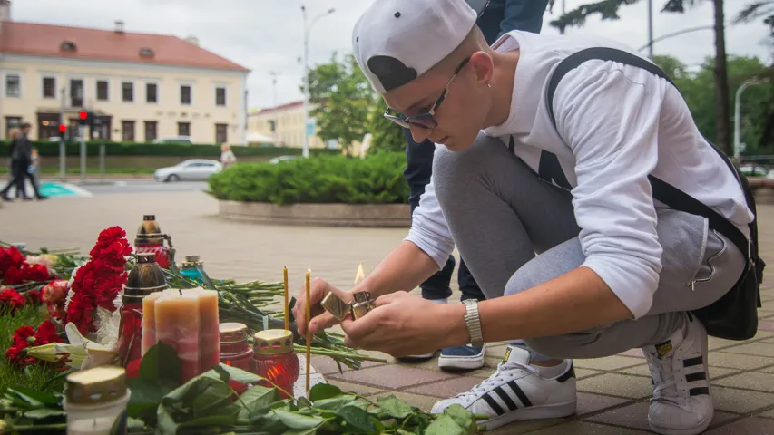 Беларусы нясуць кветкі да французскай амбасады ў Мінску (фотарэпартаж)