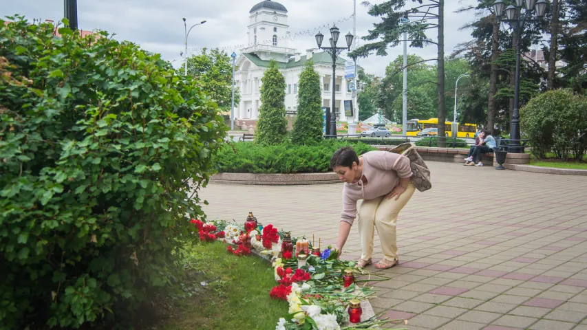 Беларусы нясуць кветкі да французскай амбасады ў Мінску (фотарэпартаж)