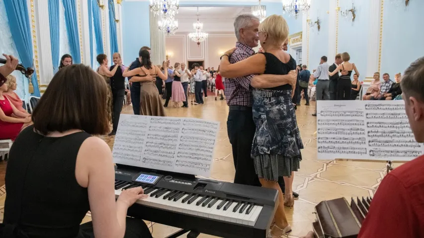 Інклюзіўны баль у Мінску: вельмі прыгожа, але танцораў на вазках амаль не было